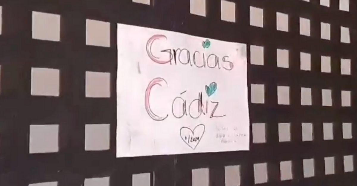 Mensaje de agradecimiento a los bomberos de Cádiz en la puerta de un garaje de Valencia.