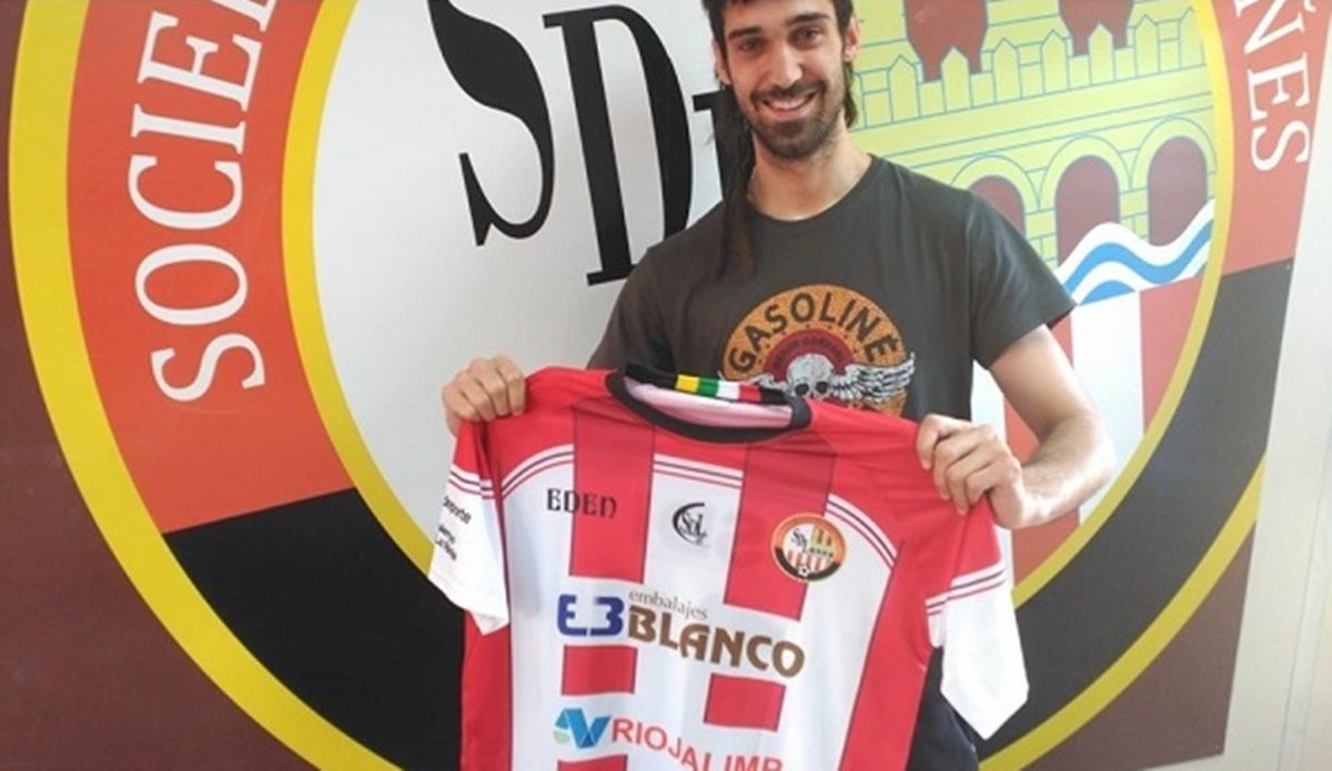 Miguel Ledo, con una camiseta de la SD Logroñés en una fotografía de la Federación Riojana de Fútbol.