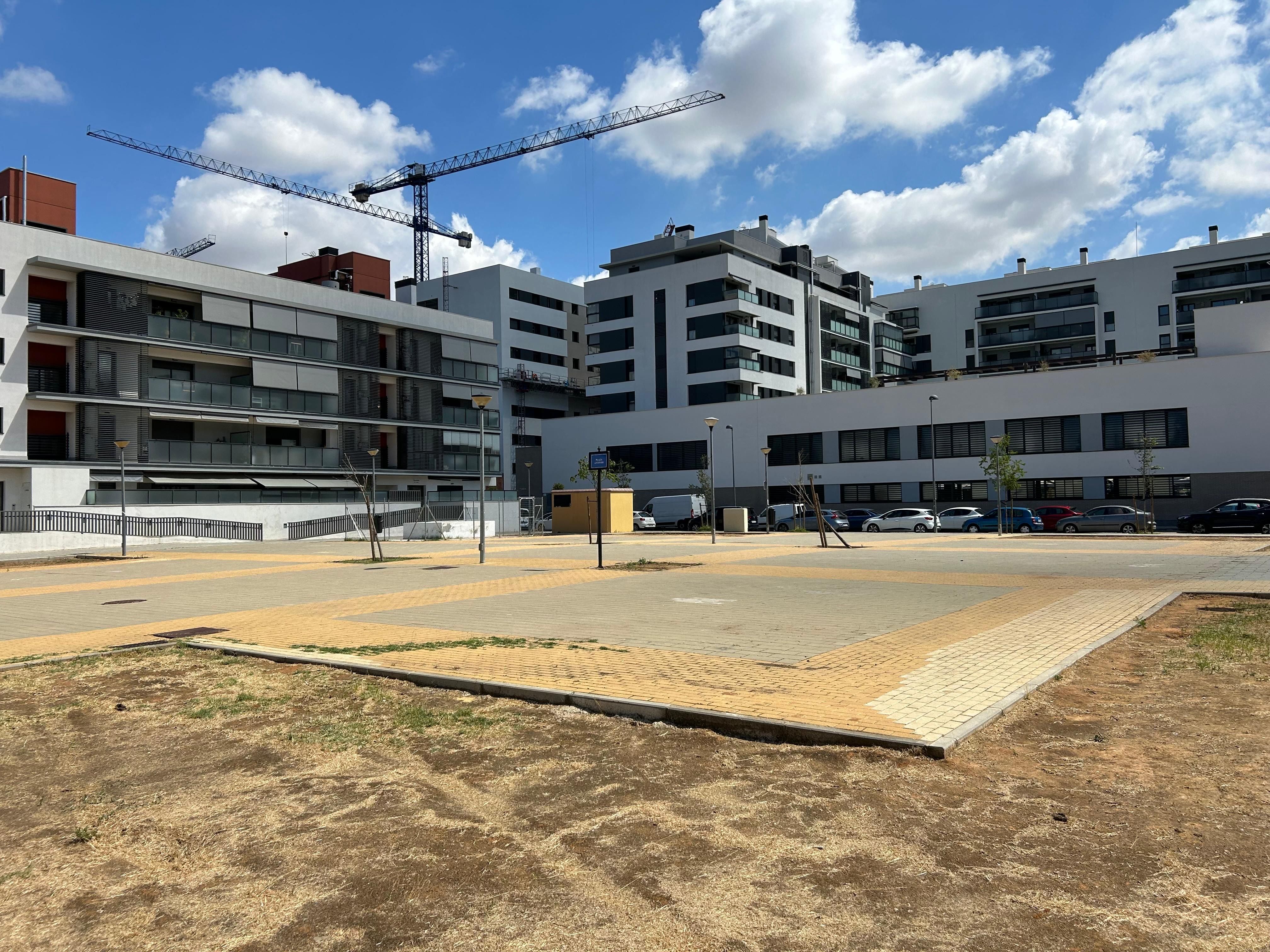 Obras del nuevo parque infantil en la plaza Antidoo.