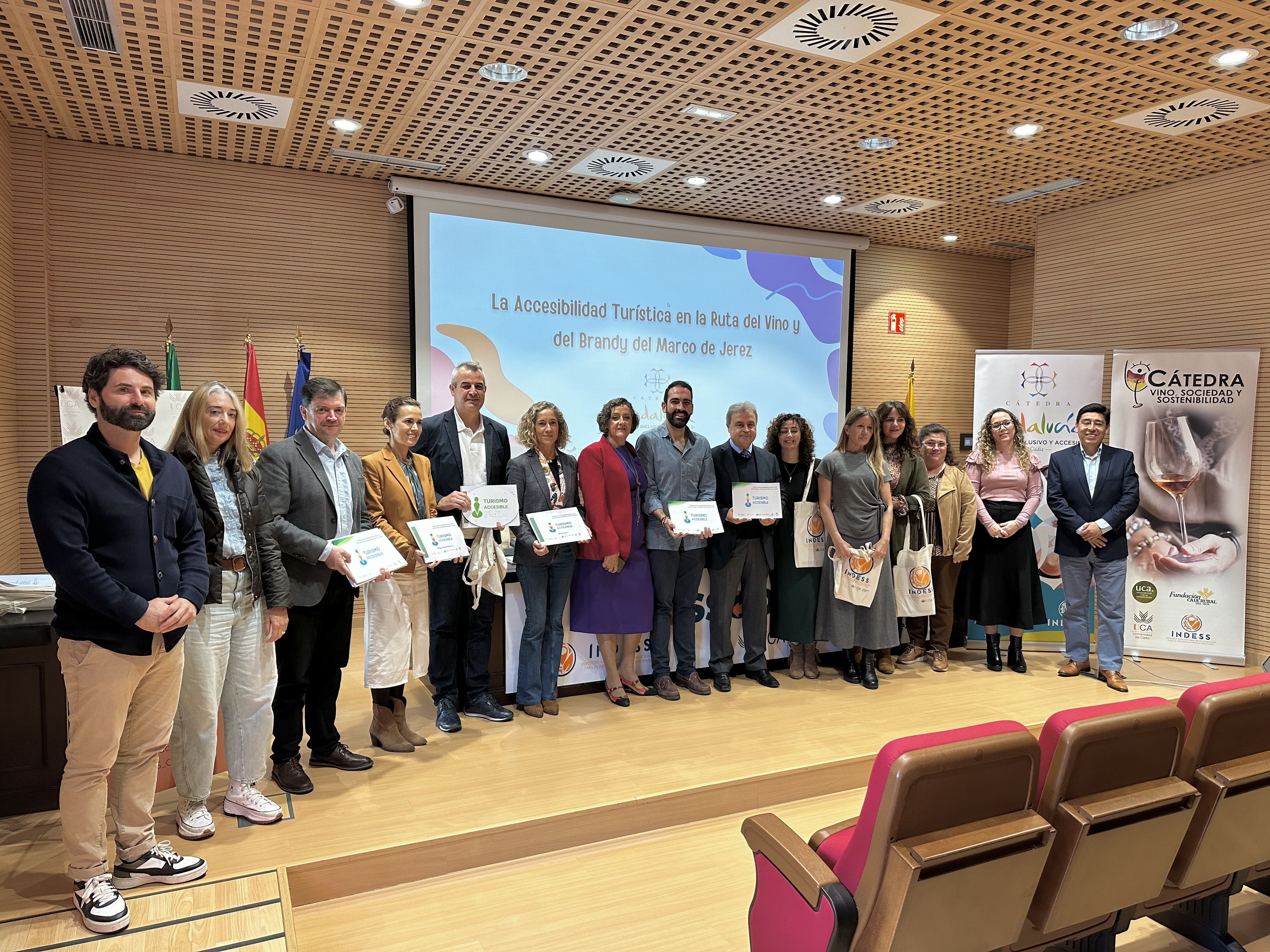 Representantes de la Ruta de Vino y de los establecimientos que han recibido el sello de 'Turismo Accesible'.