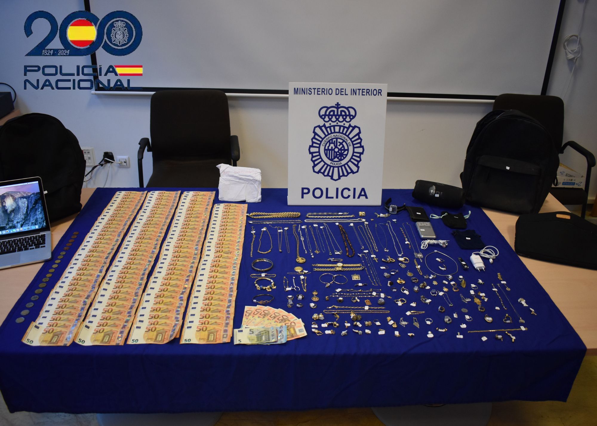 La Policía Nacional ha incautado este dinero en efectivo y un centenar de joyas.