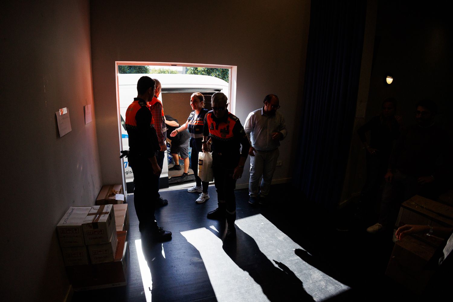 Personas ayudando en una recogida solidaria para Valencia.  