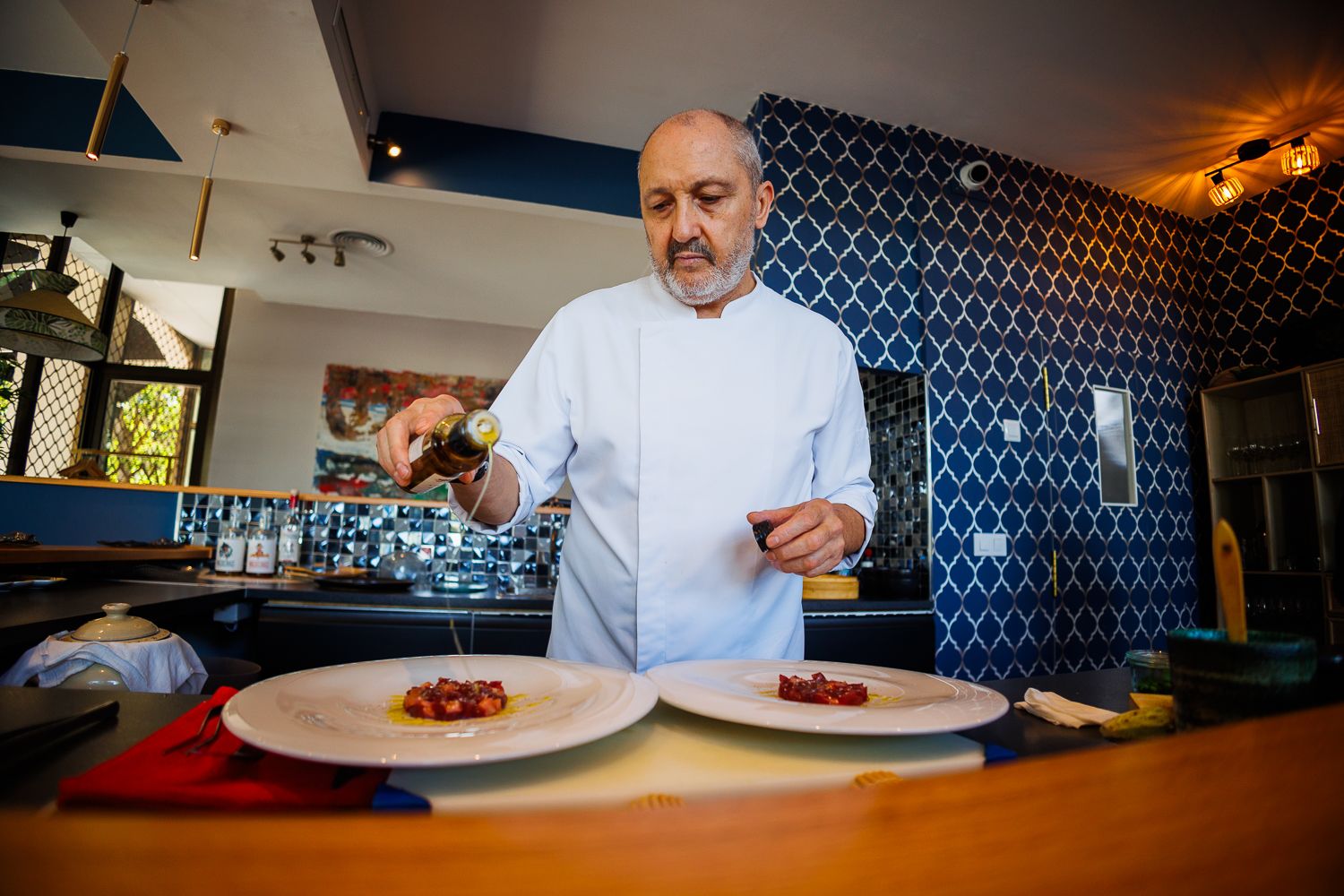 Jose Manuel Ávila, cocinero que ha abierto una barra 'omakase' en Sanlúcar. 