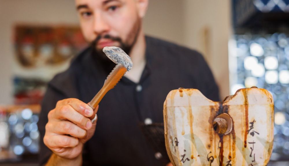 David muestra la barbacoa japonesa.