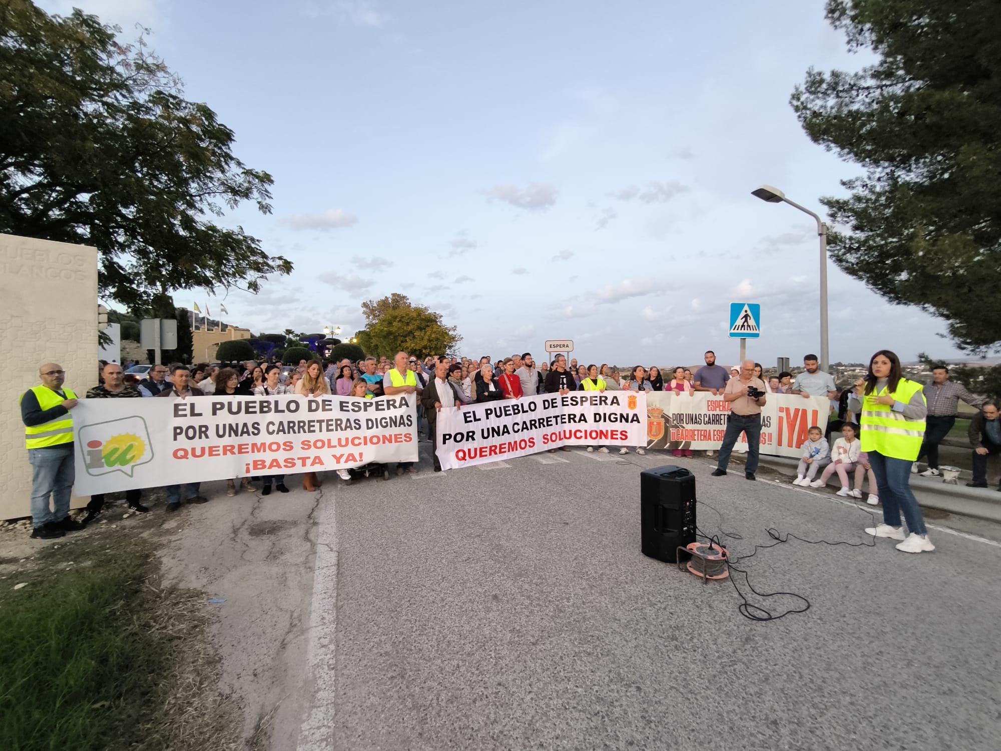 Tamara Lozano, frente a la ciudadanía concentrada en la A-393 de Espera.