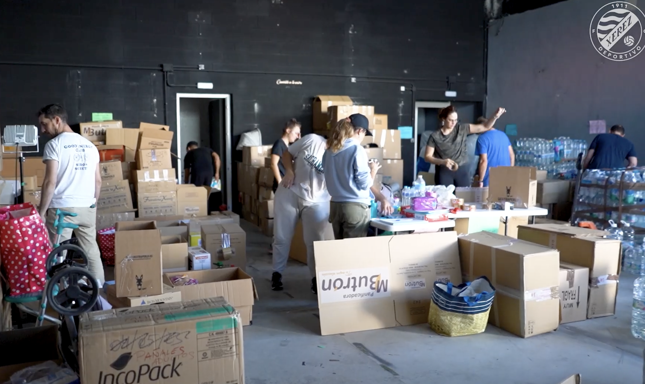 Voluntarios con las donaciones de productos de socios, simpatizantes y vecinos impulsada por el Xerez DFC para Valencia.