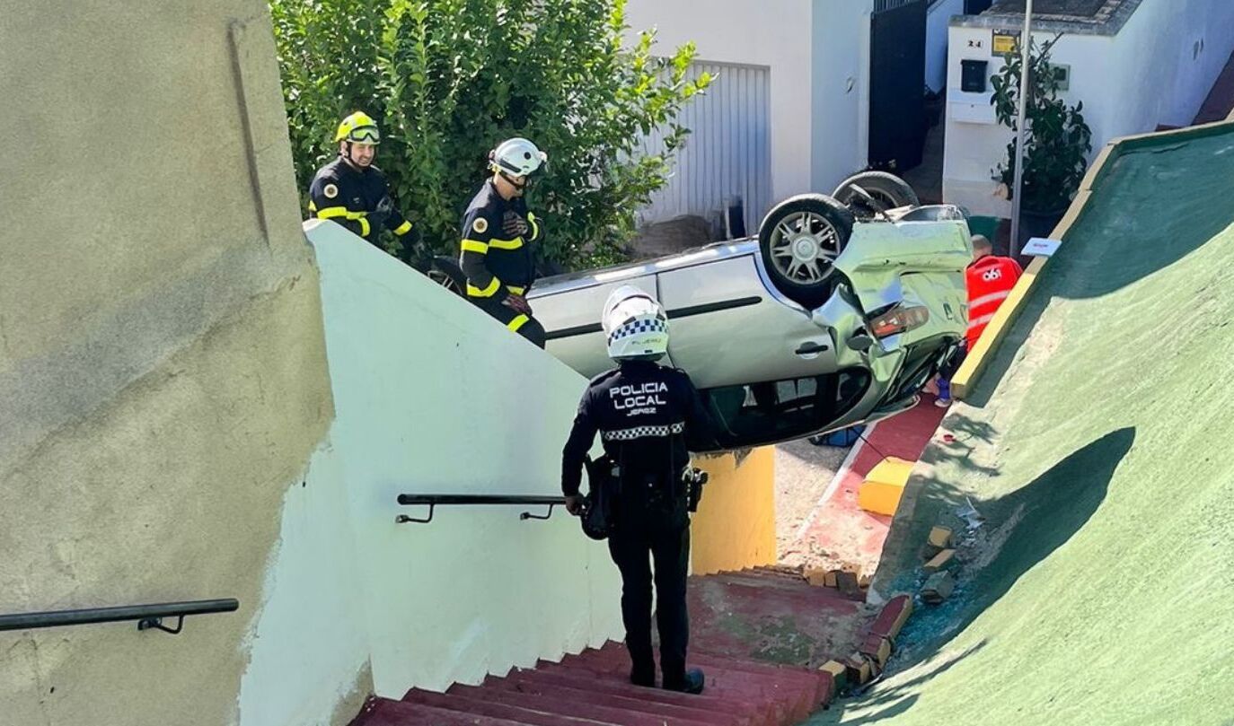 El estado del coche tras el accidente, boca abajo en la calle.