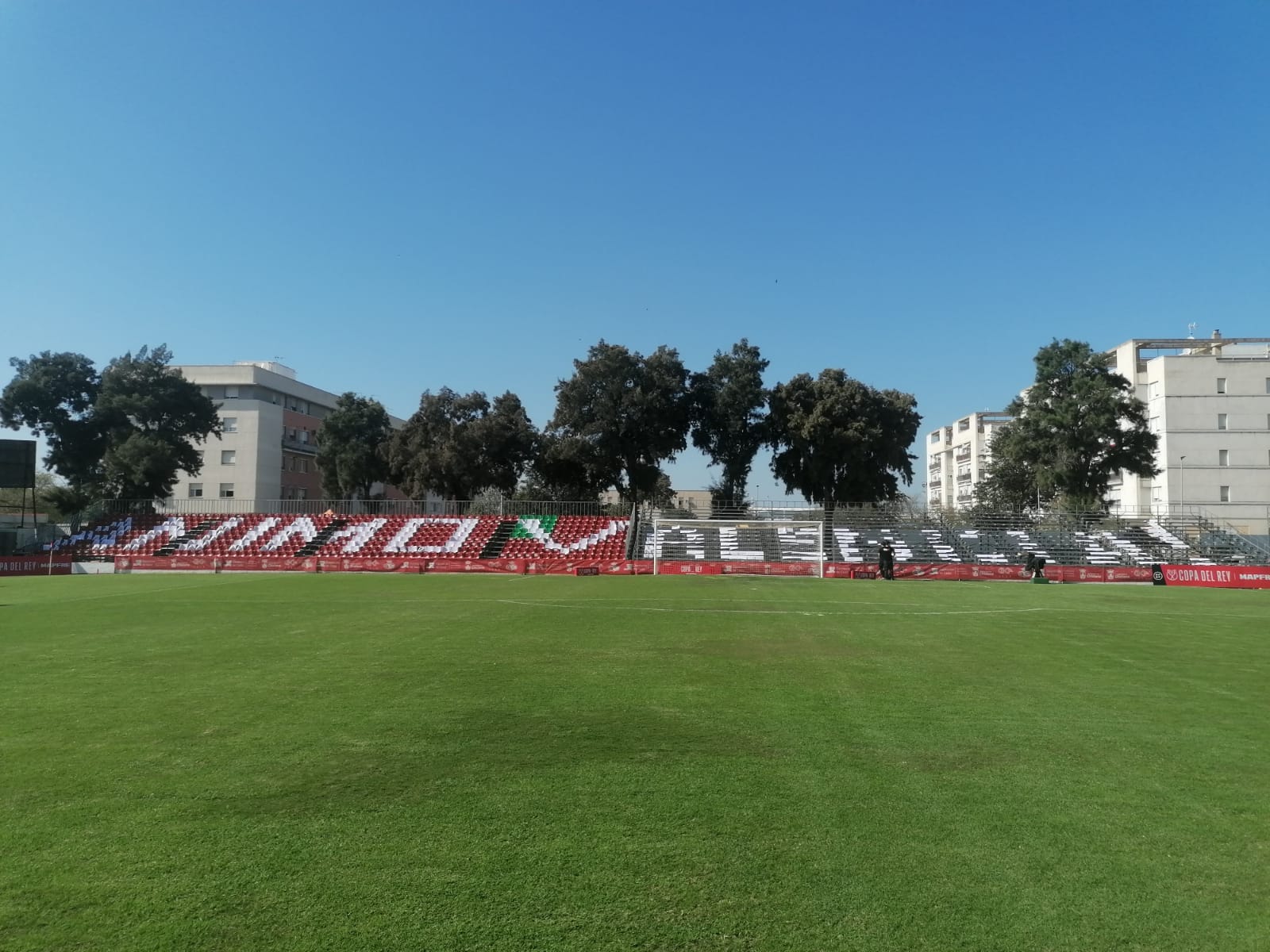 El gesto en el Estadio Municipal de Chiclana en apoyo a las personas afectadas de la DANA.