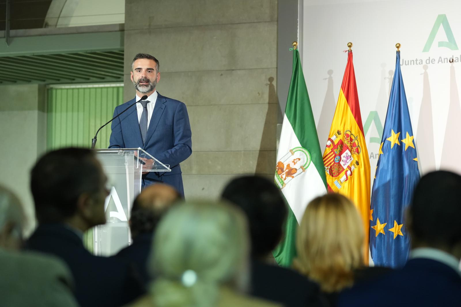 El consejero durante su intervención ante el sector pesquero. 