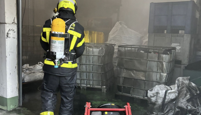 Un bombero, trabajando en las labores de extinción.