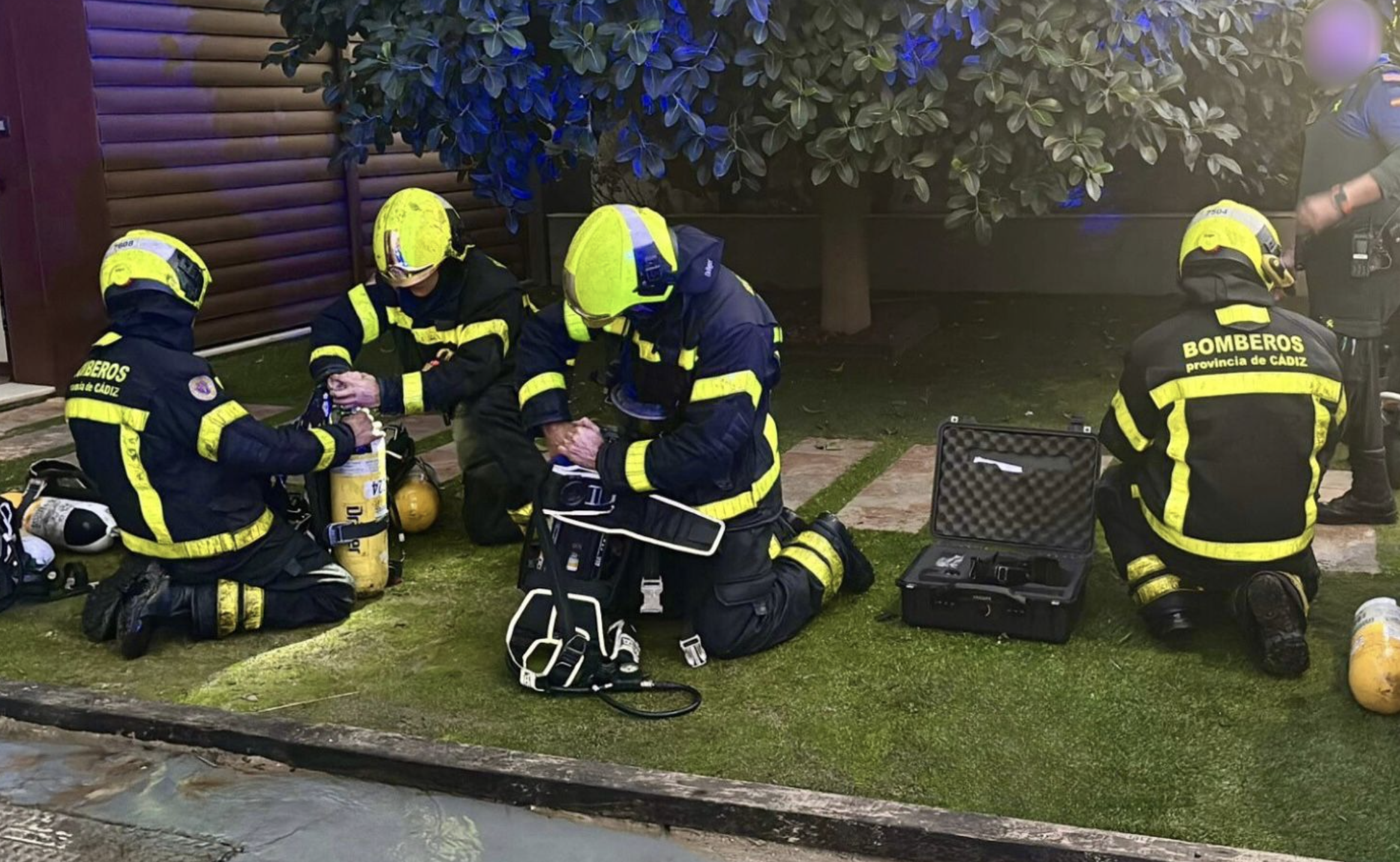 Los bomberos se han tenido que emplear a fondo tras un incendio en una nave de Chiclana.