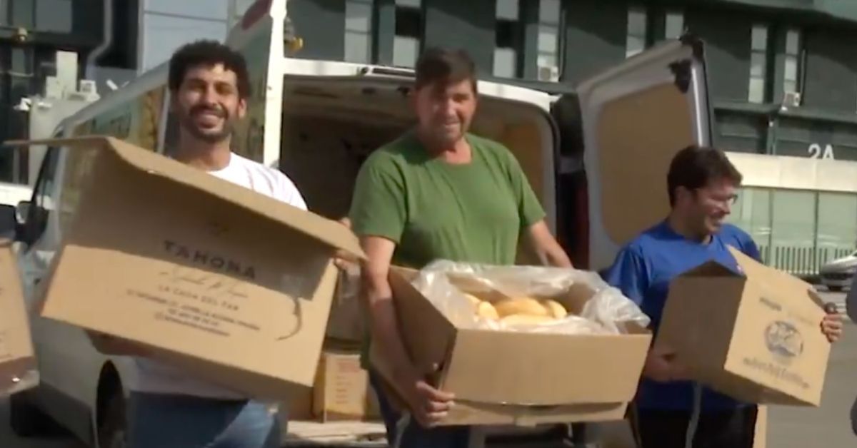 Varios de los panaderos que han colaborado con esta iniciativa solidaria.   FOTO: CANAL SUR