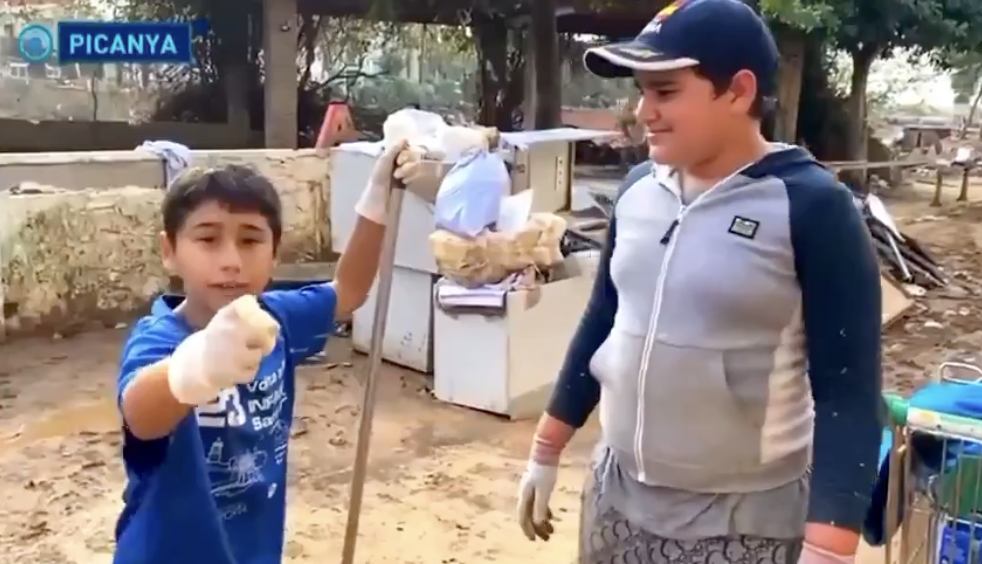 Los dos niños que están ayudando a los damnificados de la DANA.