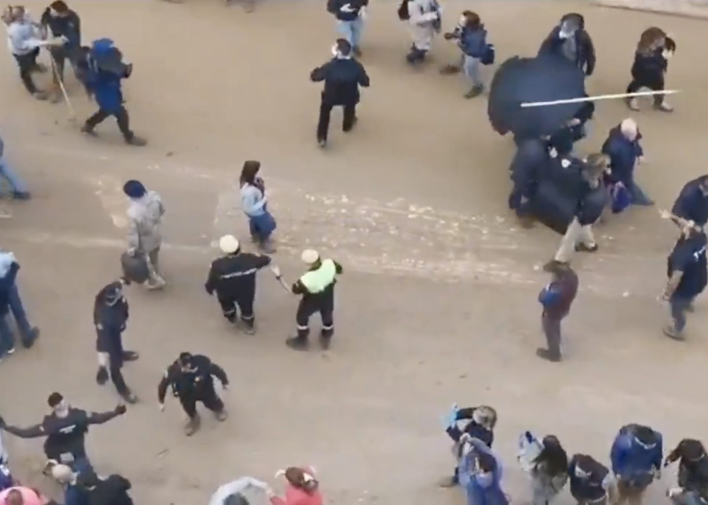 Imagen de los incidentes en Paiporta cuando recibió la visita de Pedro Sánchez y los reyes de España. 