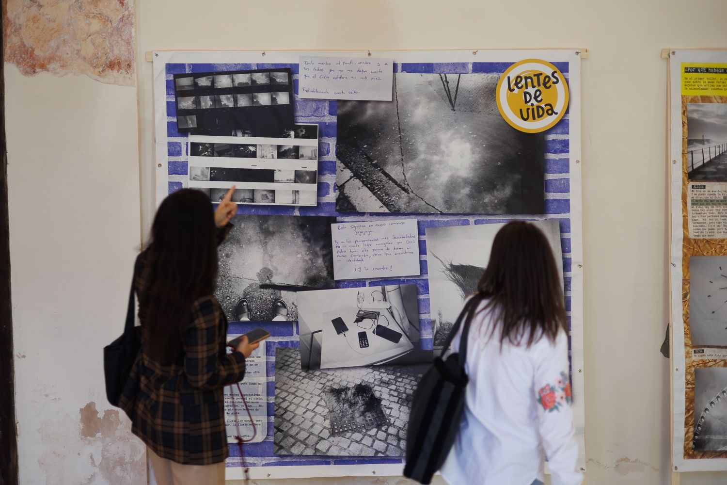 Uno de los paneles de la exposición 'Lentes de vida' en los Claustros de Santo Domingo en Jerez.