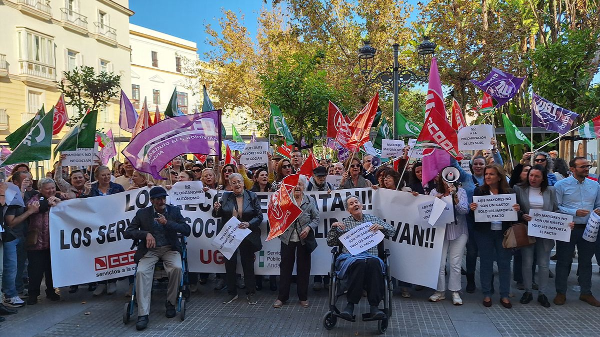 La protesta en Diputación de Cádiz ha contado con usuarios y trabajadores.