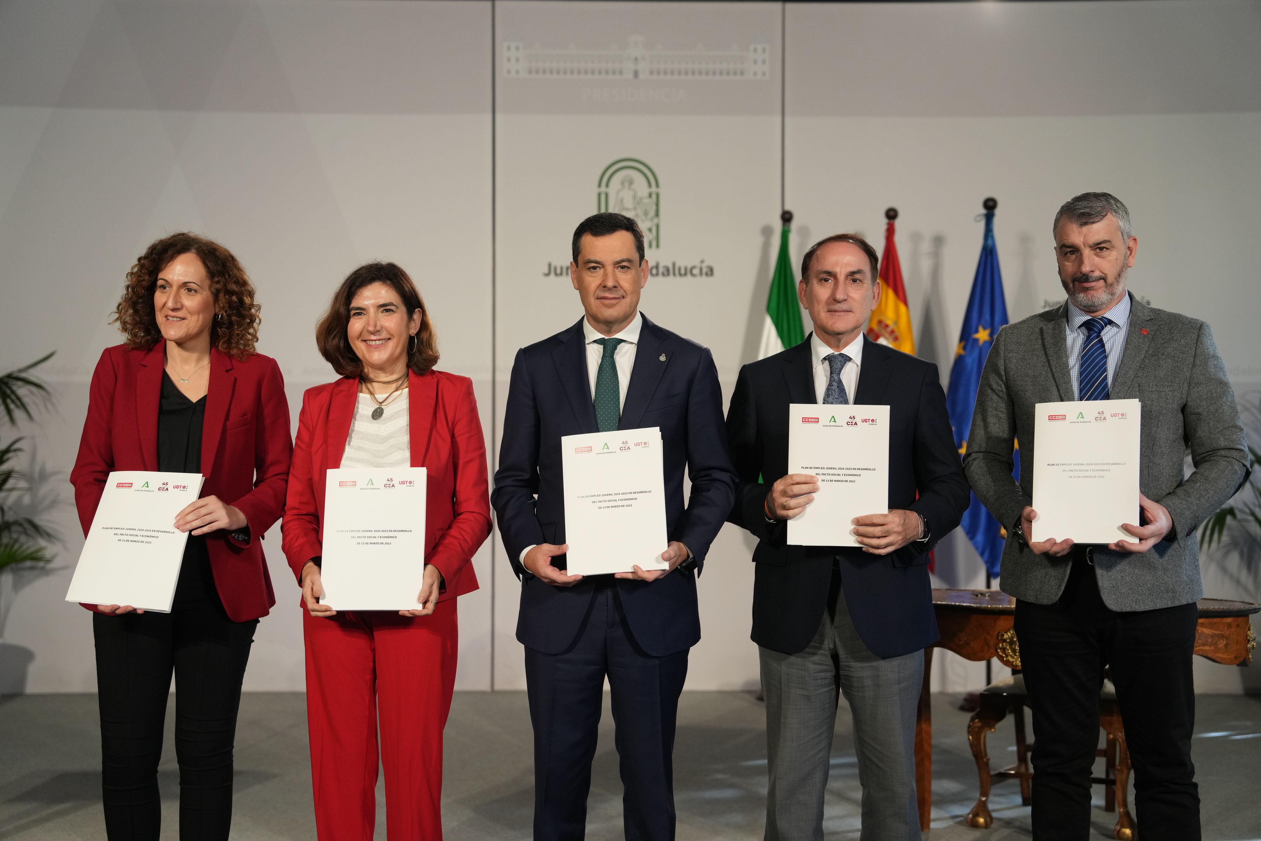 Firma entre sindicatos, patronal y el presidente de la Junta de Andalucía, Juanma Moreno.