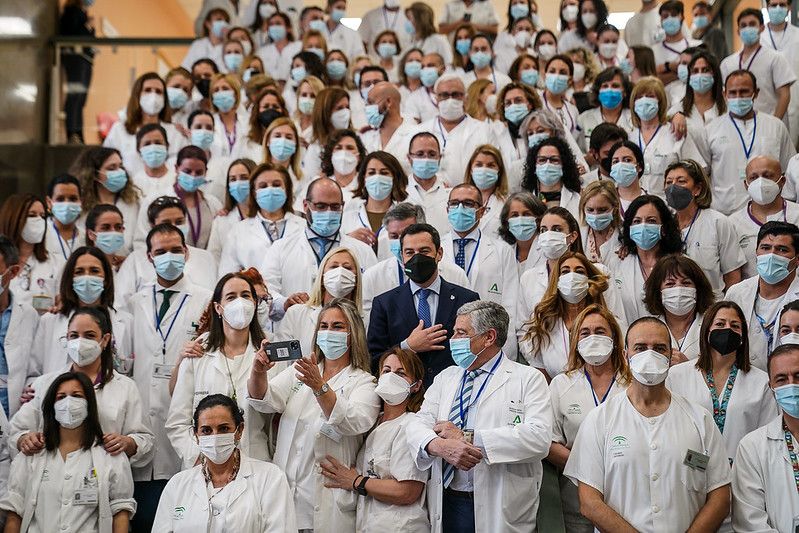 Juanma Moreno, en un hospital del SAS, en 2022, cuando ya había decaído el marco legal de la pandemia.