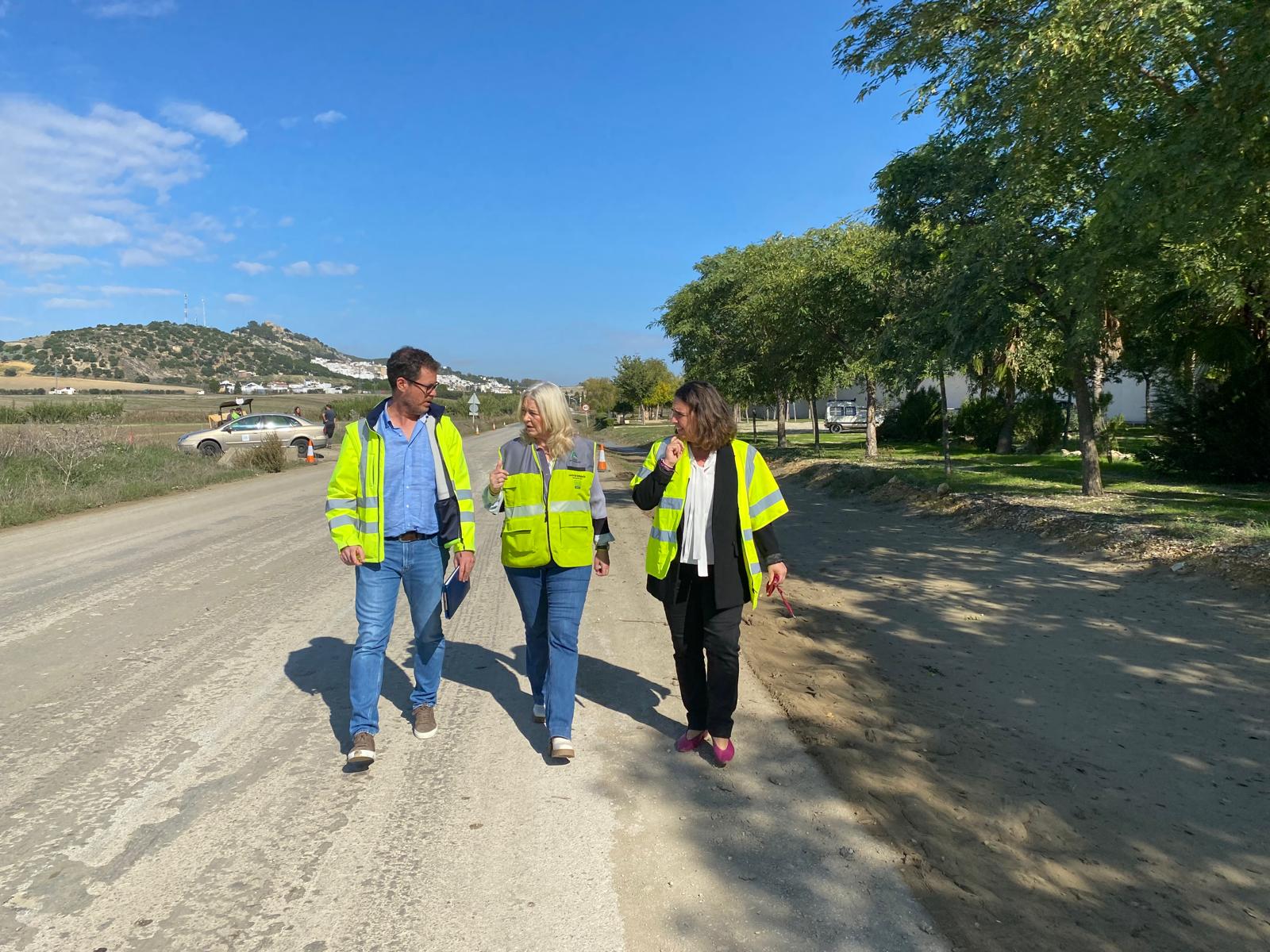 La delegada comprobando los daños ocasionados por la DANA en la carretera de Espera.