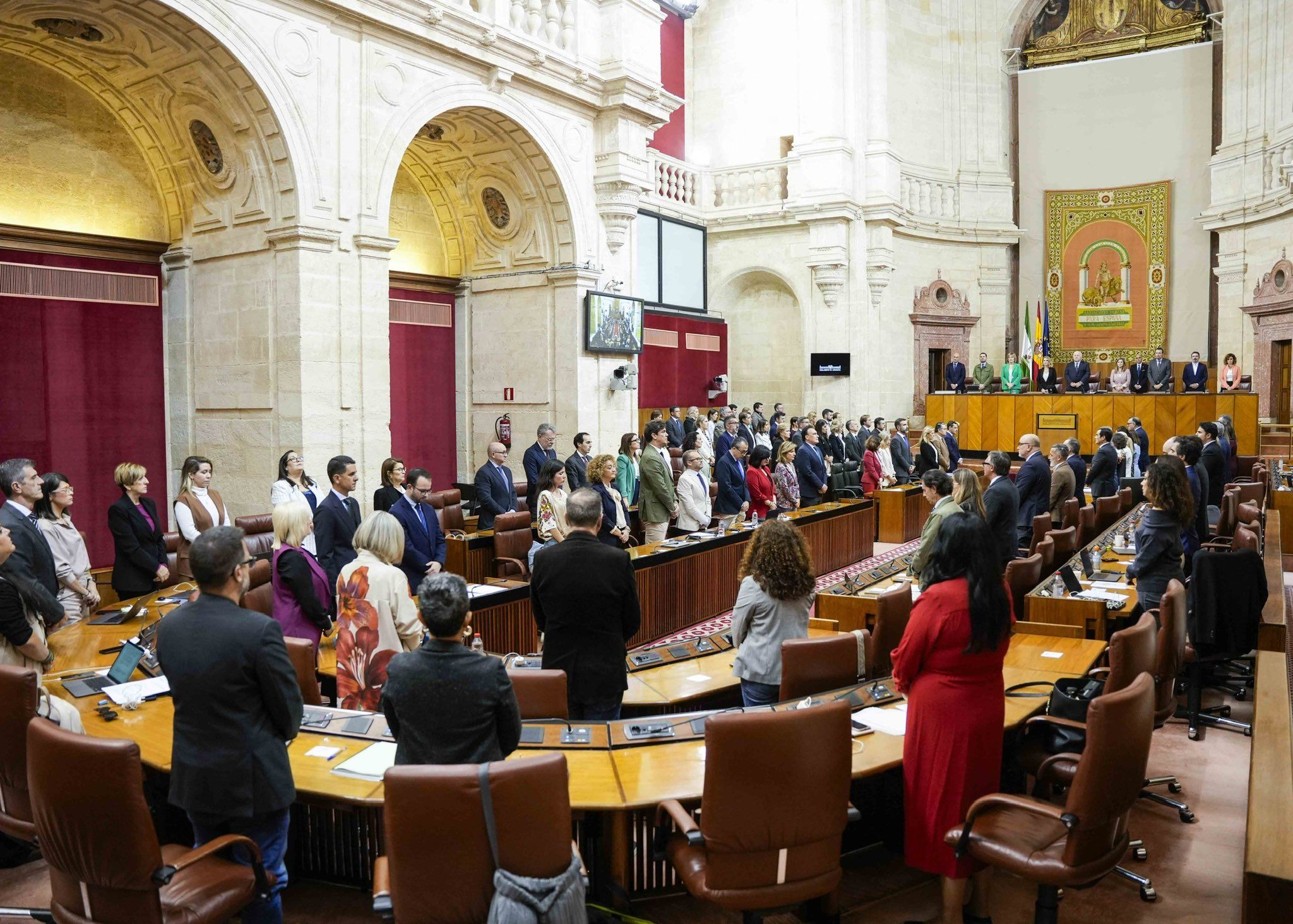 La sesión del Parlamento que ha tratado la ejecución presupuestaria, en su inicio con un minuto de silencio.