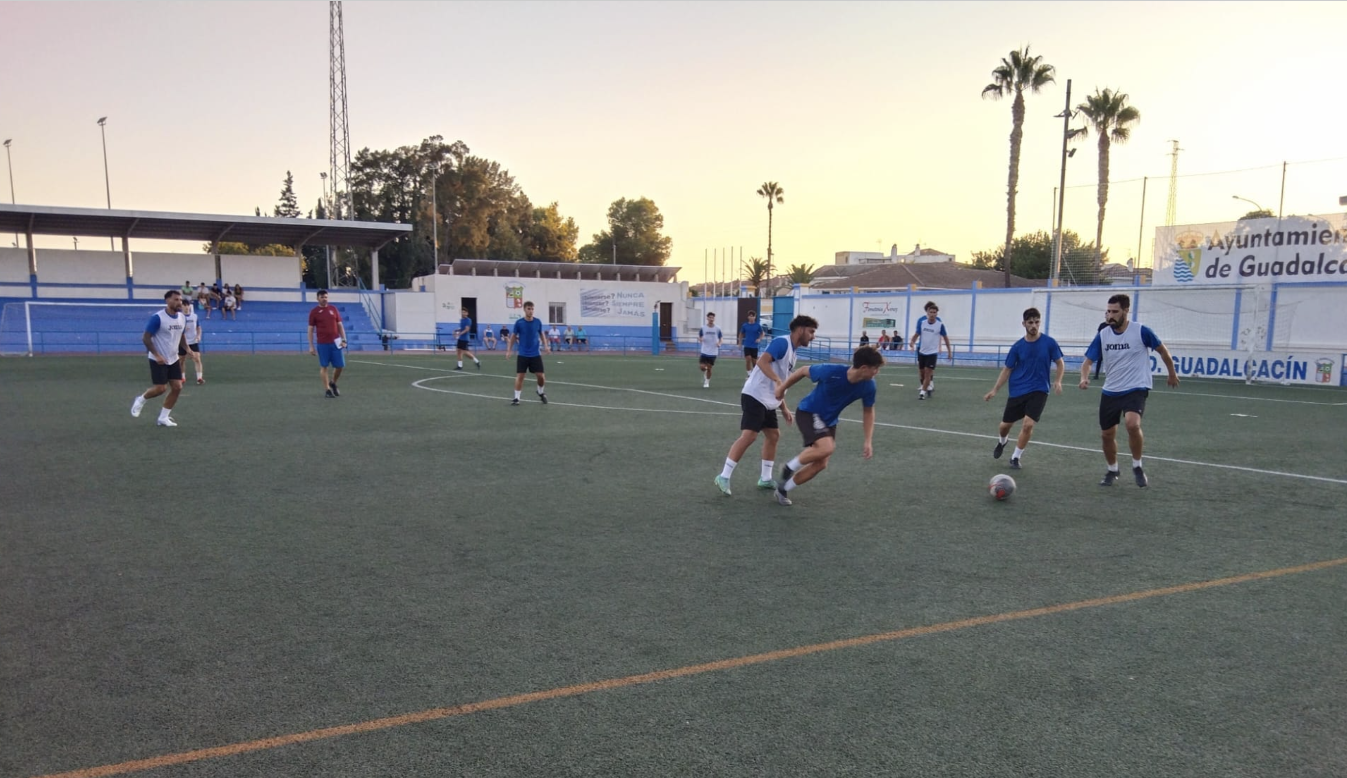 Un entrenamiento del CD Guadalcacín en el campo municipal de esta ELA de Jerez.