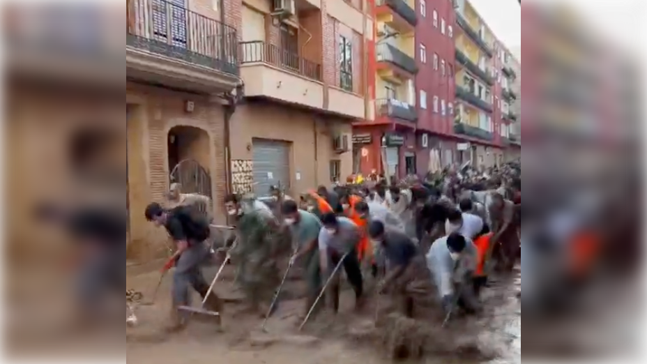 Impresionante marea humana en una calle de Massanassa.