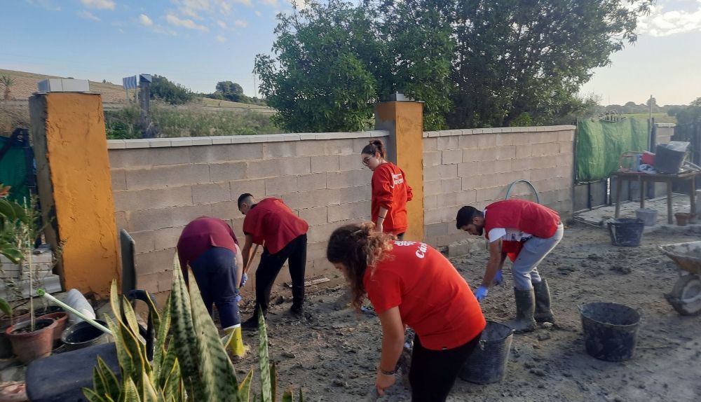 Los jóvenes ayudan a la vecina afectada por las inundaciones de la DANA.