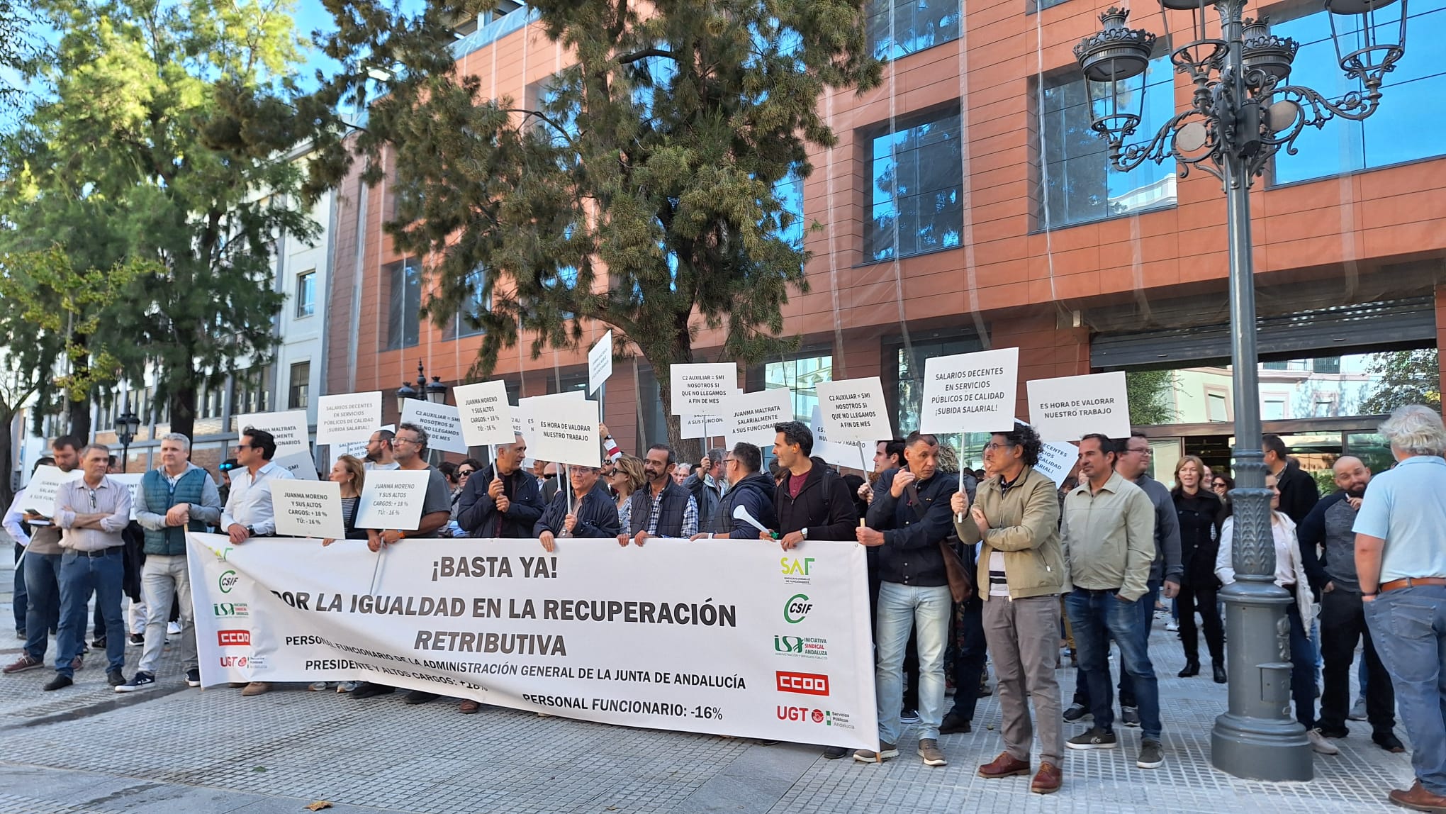 Protesta de CSIF en Cádiz este jueves reclamando subida salarial a la Junta.