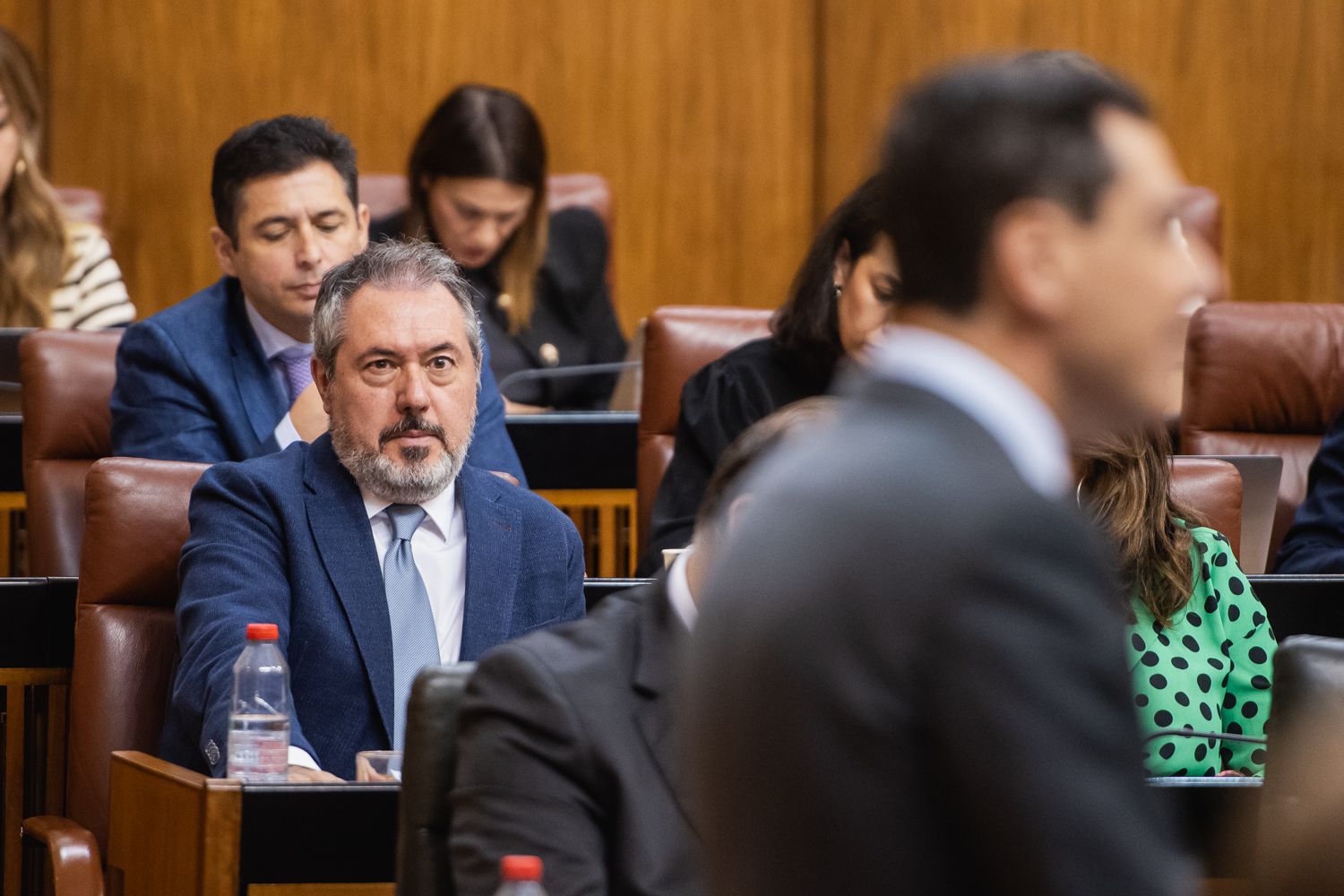 Juan Espadas, ante Moreno en el Parlamento de Andalucía este jueves.