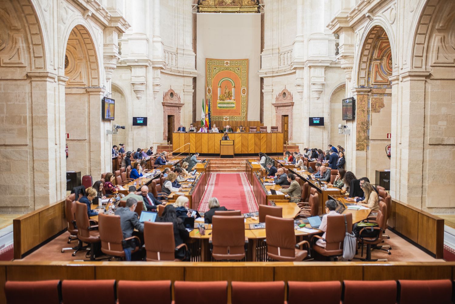 El pleno del Parlamento, donde Nieto ha denunciado que la Junta expropia tierras para fotovoltaicas pero decidió no hacerlo en Gaucín por ser de Cayetano Martínez de Irujo.