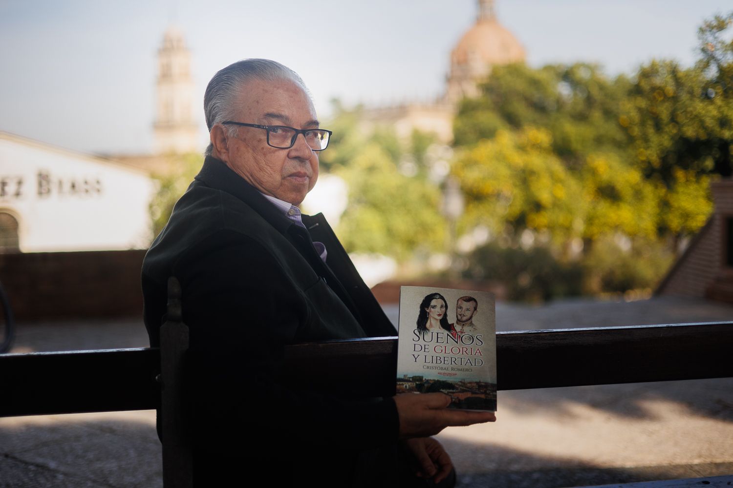 Cristóbal Romero Gandolfo posa para lavozdelsur.es en la Alameda Vieja, con las bodegas de Tío Pepe y la Catedral al fondo.