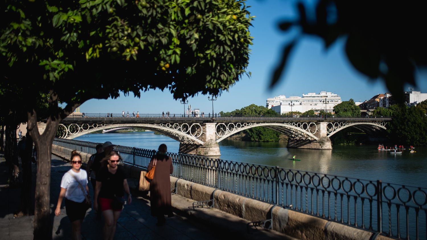 La saga de los Machado hunde sus raíces en Sevilla (y en Triana) desde que la madre de Manuel y Antonio vio su primera luz en la calle Betis.