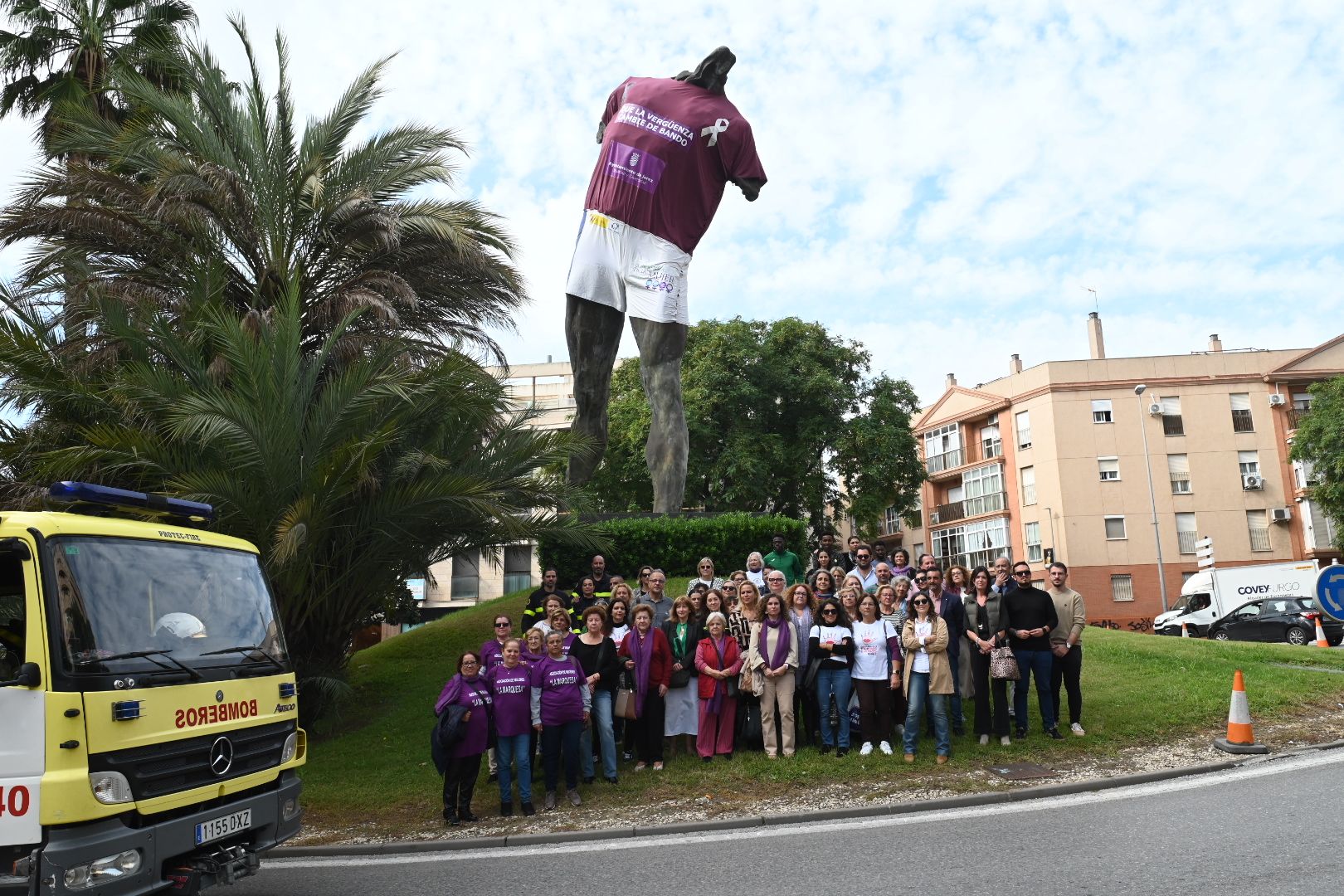 Colocación de la camiseta morada al Minotauro en Jerez.