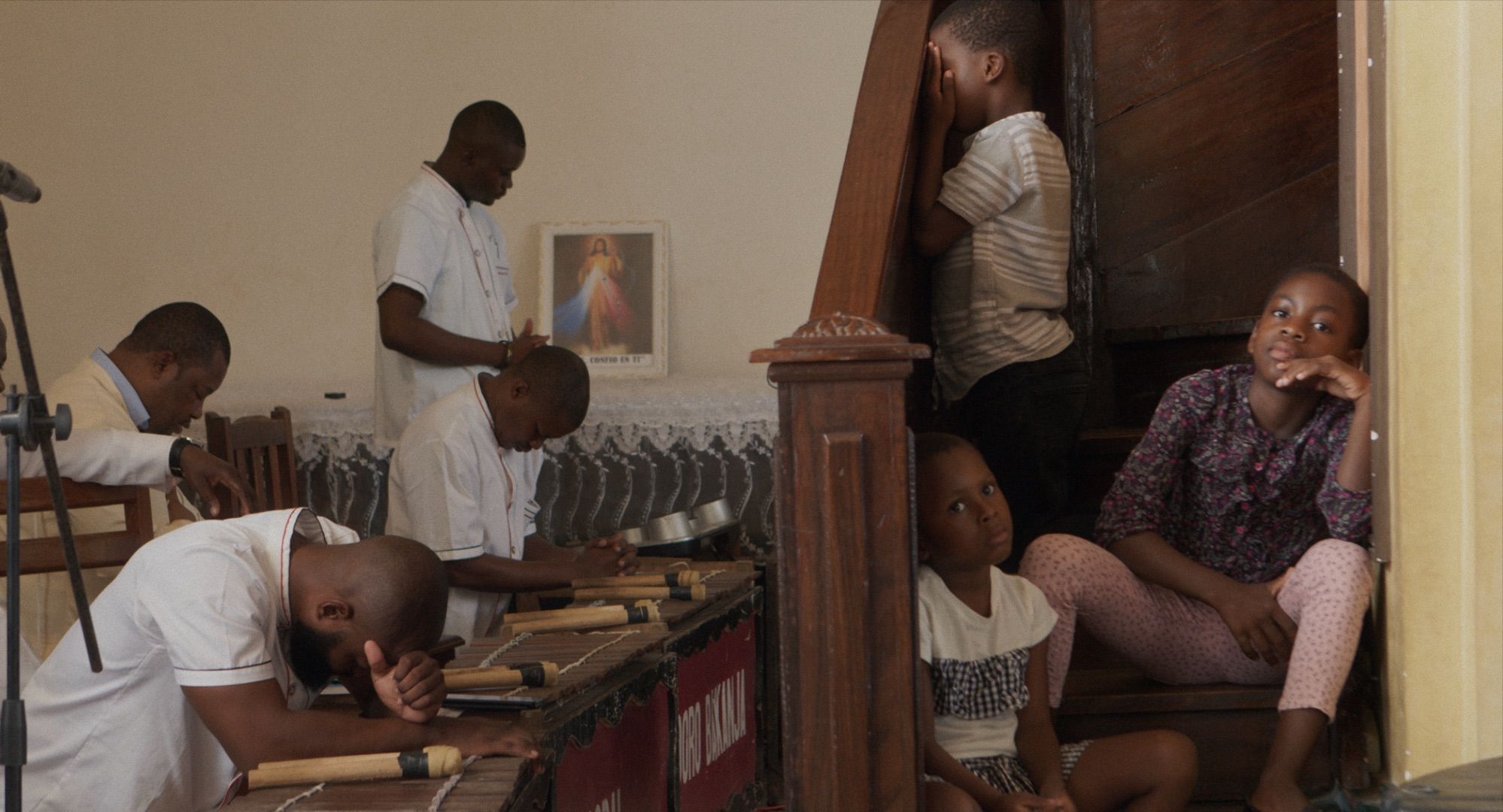 Fotograma de 'Negro limbo', con una misa en la Catedral de Bata, en Guinea Ecuatorial.