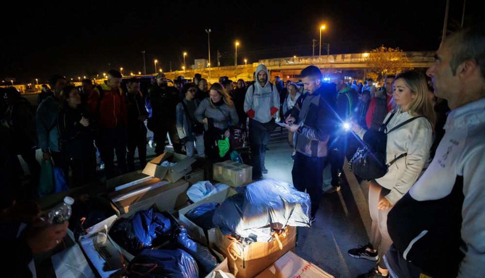 Tráileres de la Policía Nacional con ayuda para Valencia y más de cien voluntarios.