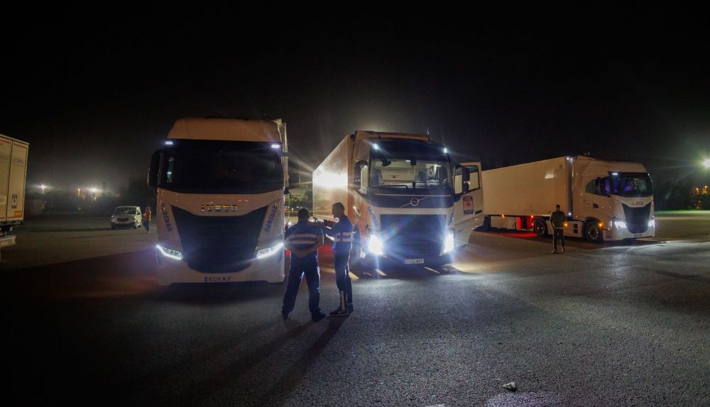 Tráileres de la Policía Nacional con ayuda para Valencia y más de cien voluntarios.