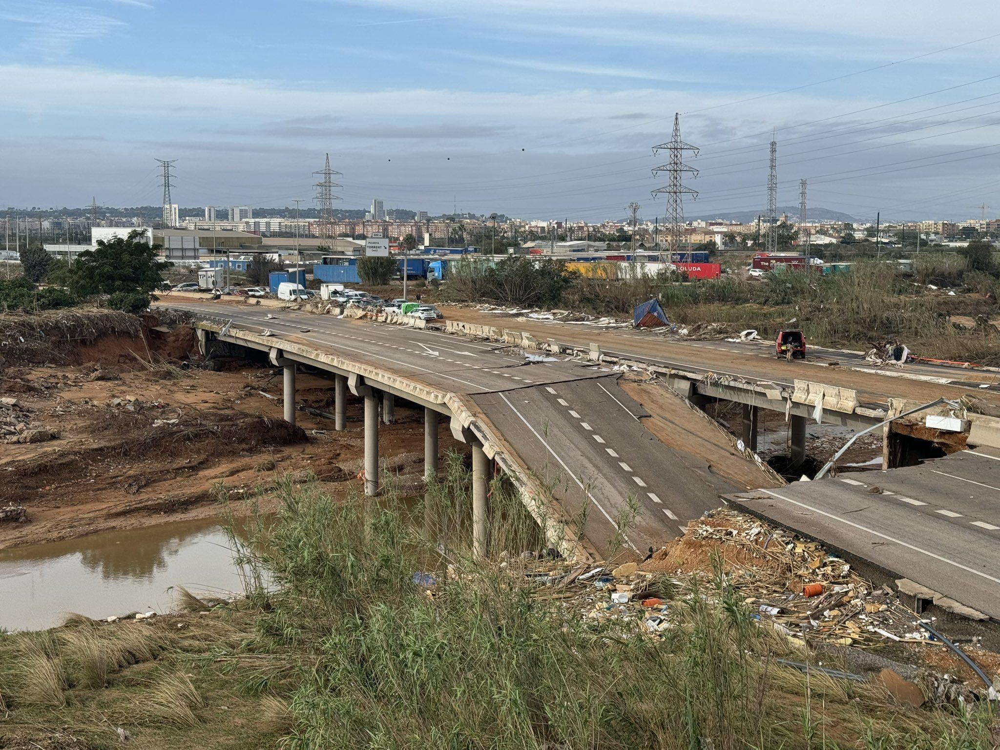 Un puente derrumbado sobre el barranco del Poyo en Valencia, en una imagen de la Generalitat.