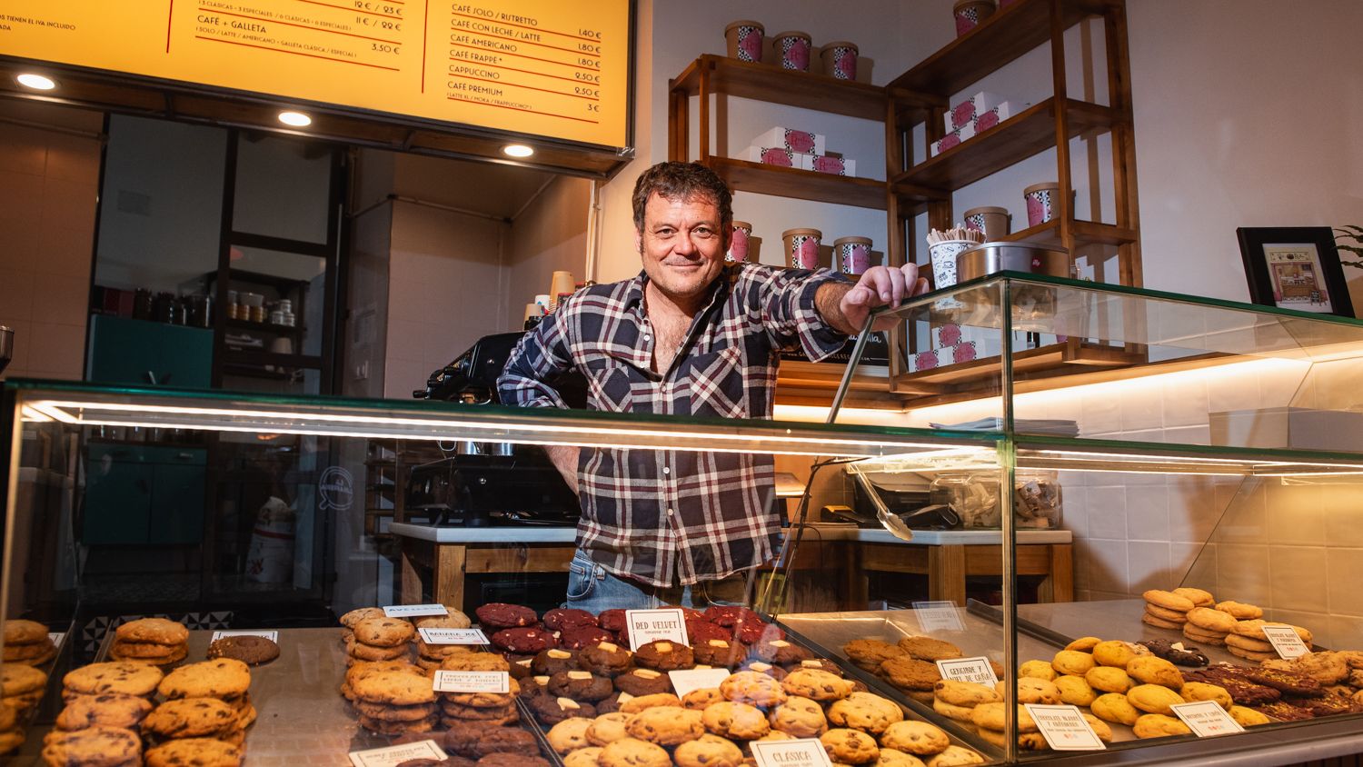 Nacho Valero, frente a un mostrador con sus galletas en la calle Regina, centro de Sevilla.