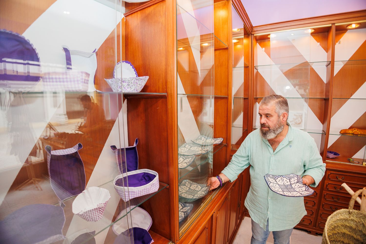 Antonio Guillén en el interior de la nueva Gallina Violeta preparando la tienda para su apertura.