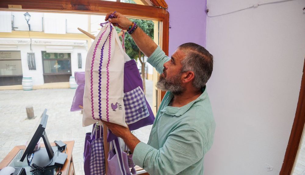 A pocas horas de la apertura, la decoración es el trabajo final. 