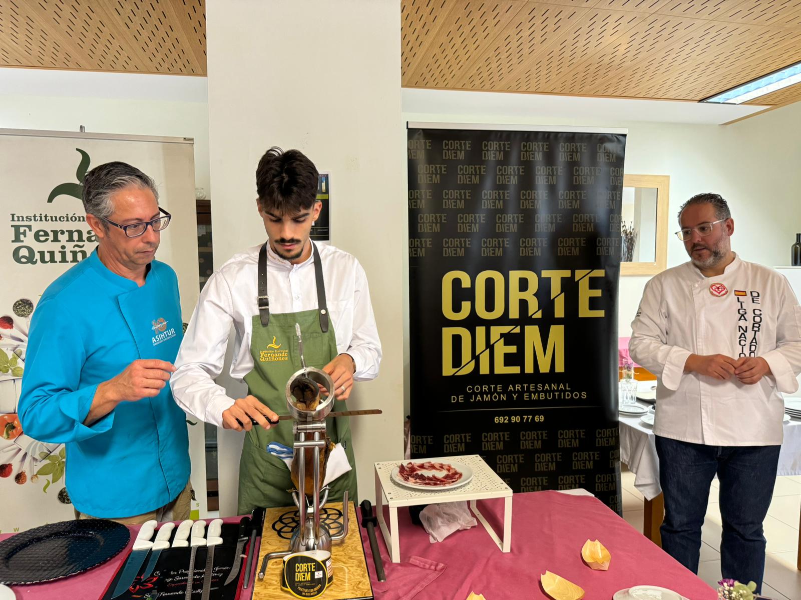 Inicio del curso en la Escuela de Hostelería. Alumnos y profesores en una actividad.