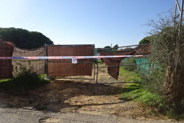 Precintan una parcela en camino de Llobregat, en Chiclana.