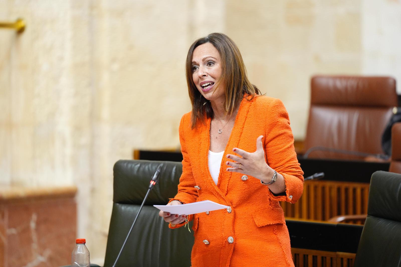 La consejera en el pleno del Parlamento dando cuanta del proyecto de navegabilidad del puerto de Chipiona.