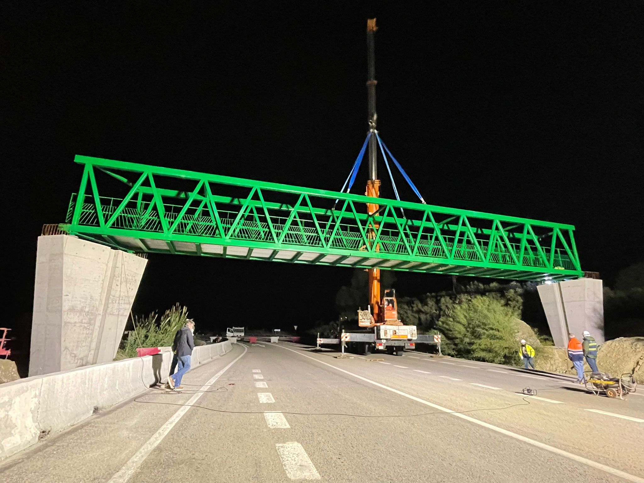 La Junta coloca una pasarela de la vía ciclopeatonal entre Jerez y La Barca a la altura de Cuartillos.