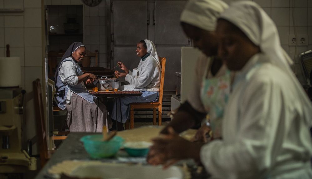 Entre risas, rezos y manos divinas, las hermanas clarisas trabajan a destajo en plena campaña.