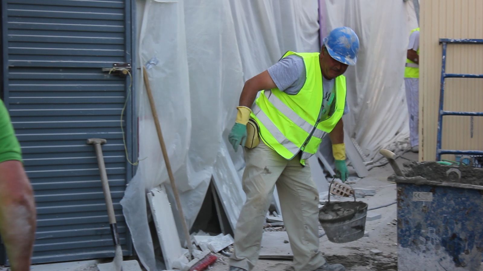 Un albañil trabajando en un centro público en obras de mejora. 