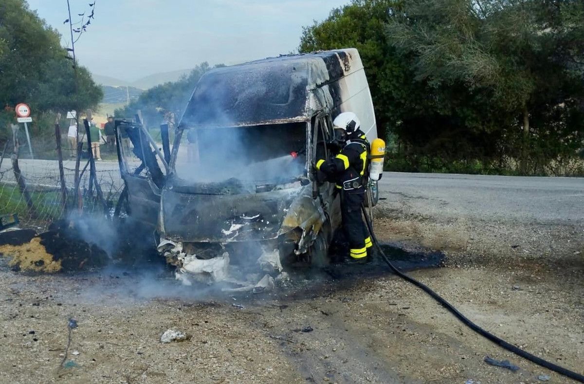 Una furgoneta, en llamas en medio de la carretera, en San José del Valle. 