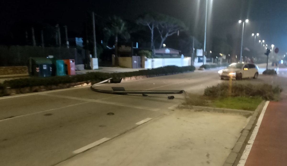 Un conductor tumba un semáforo de la avenida de Fuentebravía en El Puerto.  CEDIDA