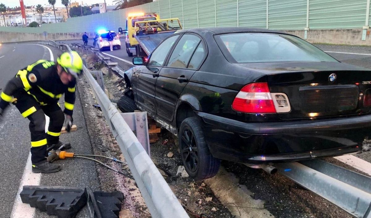 Accidente de tráfico en la CA-33 en San Fernando.