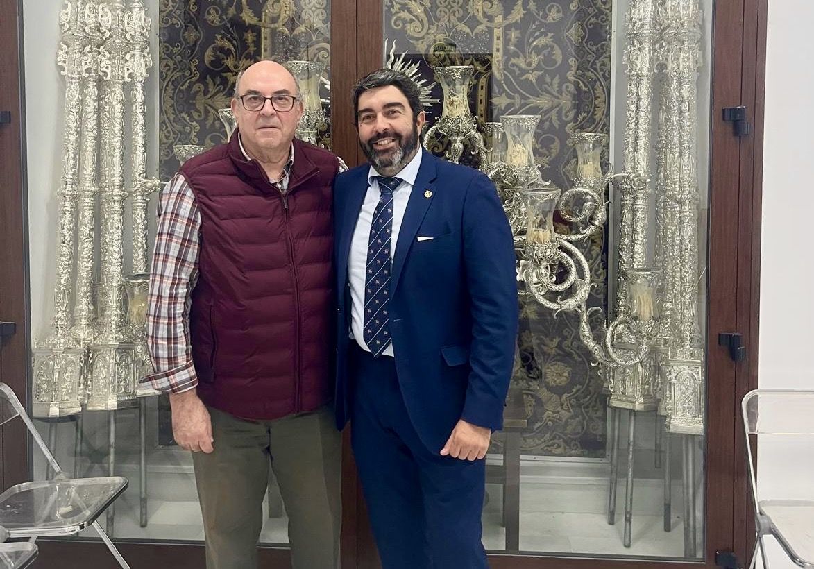 El hermano mayor electo tras las elecciones recibiendo la felicitación del presidente de la Unión de Hermandades. 